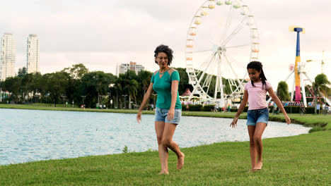 Mujer-Y-Niña-Felices-Divirtiéndose-Al-Aire-Libre